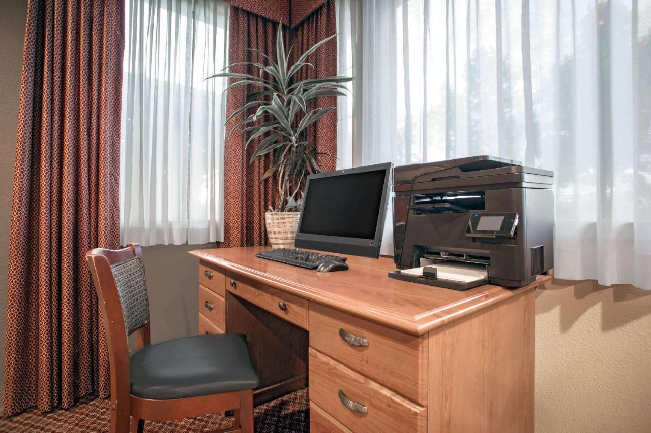 Hawthorn Suites By Wyndham Kent, Wa 외부 사진